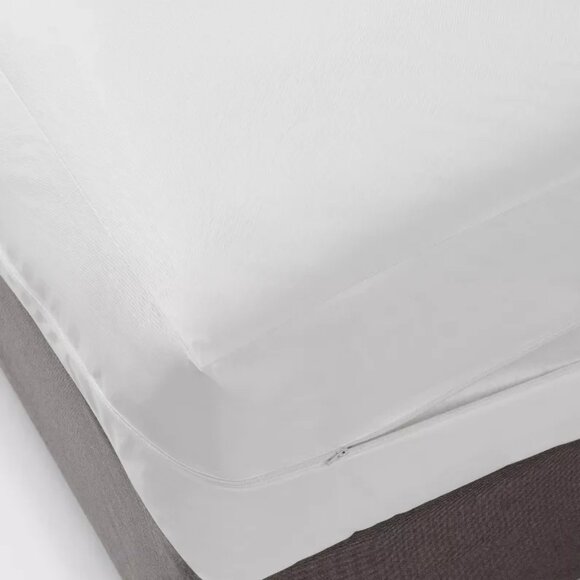 Queen Zippered Mattress Protector - Picture 1 of 3
